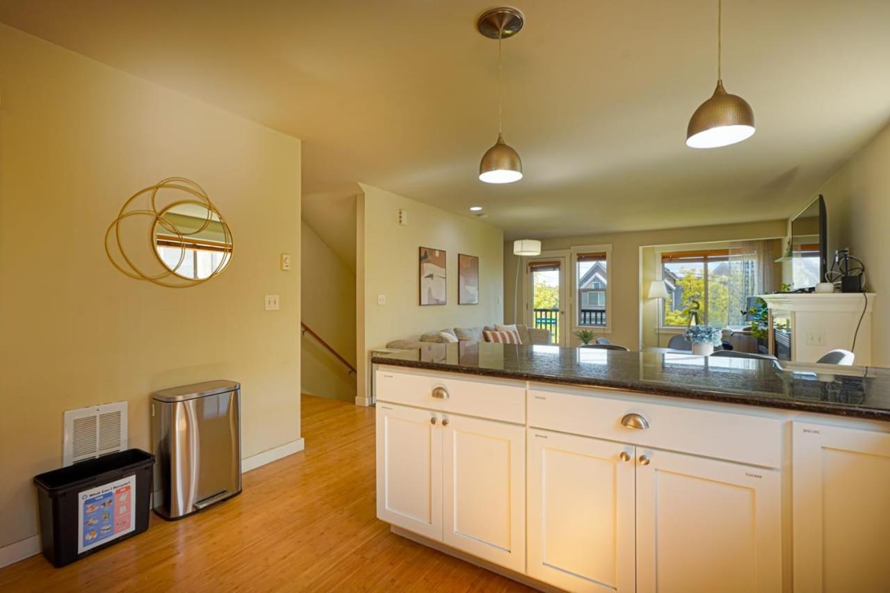 Stylish North Seattle Townhouse- Dual Master Suites Exteriör bild