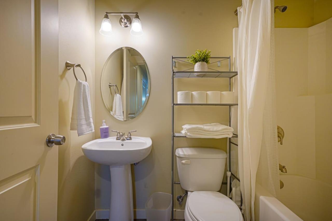 Stylish North Seattle Townhouse- Dual Master Suites Exteriör bild